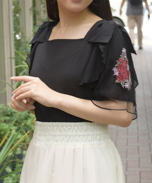 axes femme(アクシーズファム)の「接触冷感ダリア刺繍PO(Tシャツ/カットソー・レディース・ホワイト/ブラック/ピンク・FREE)」の2枚目の写真