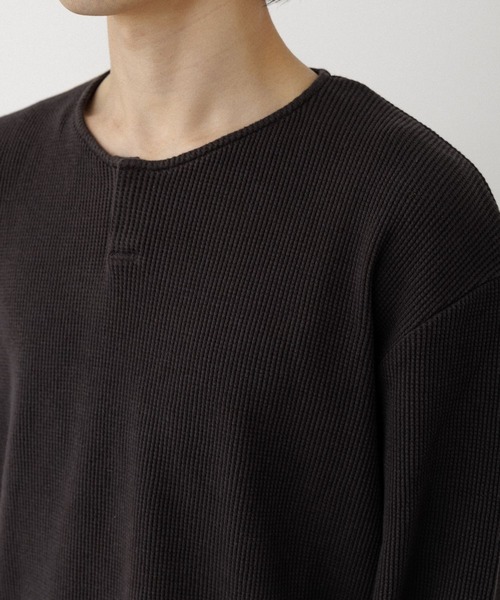 ADAM ET ROPE'(アダムエロペ)の「ヘビーワッフルヘンリーネックロングTシャツ(Tシャツ/カットソー・メンズ・ブラック/ホワイト/チャコールグレー・M/L)」の9枚目の写真