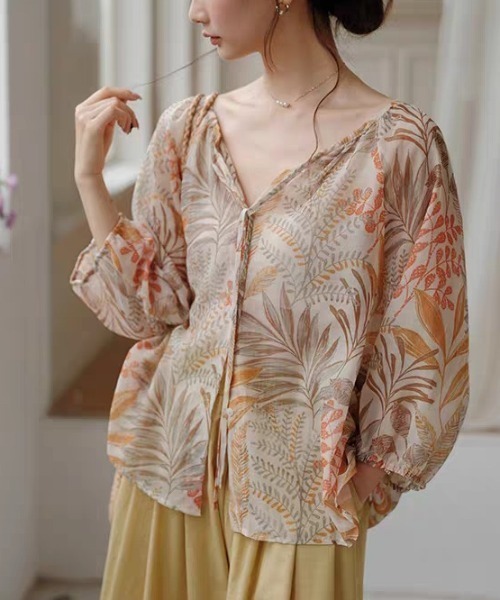 LUCPY(ラクピー)の「ボタニカルシアーVネックブラウス(シャツ/ブラウス・レディース・オレンジ・LARGE/X-LARGE/XX-LARGE/MEDIUM)」の1枚目の写真