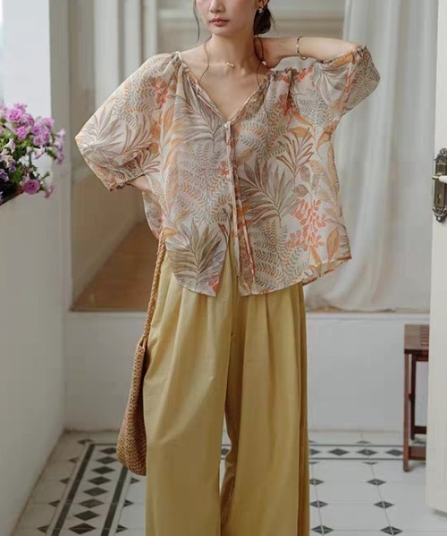 LUCPY(ラクピー)の「ボタニカルシアーVネックブラウス(シャツ/ブラウス・レディース・オレンジ・LARGE/X-LARGE/XX-LARGE/MEDIUM)」の5枚目の写真