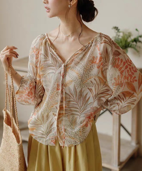 LUCPY(ラクピー)の「ボタニカルシアーVネックブラウス(シャツ/ブラウス・レディース・オレンジ・LARGE/X-LARGE/XX-LARGE/MEDIUM)」の4枚目の写真
