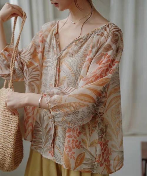 LUCPY(ラクピー)の「ボタニカルシアーVネックブラウス(シャツ/ブラウス・レディース・オレンジ・LARGE/X-LARGE/XX-LARGE/MEDIUM)」の3枚目の写真