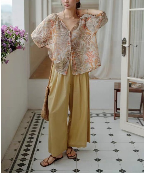 LUCPY(ラクピー)の「ボタニカルシアーVネックブラウス(シャツ/ブラウス・レディース・オレンジ・LARGE/X-LARGE/XX-LARGE/MEDIUM)」の2枚目の写真