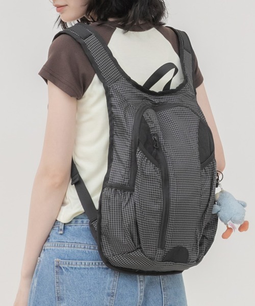 HEILIS(ヘイリス)の「チェック柄バックパック/ リュック レディース バックパック デイパック チェック柄 ナイロンバッグ 軽量 大容量 A4収納 PC収納 通勤 通学 旅行 カジュアル 韓国ファッション 韓国コーデ シンプル 秋 秋服 秋コーデ 秋冬 秋冬コーデ 長袖コーデ スウェット パーカー ライトアウター ノームコア ブラック グレー(バックパック/リュック・レディース・グレー/ブラック・FREE)」の2枚目の写真