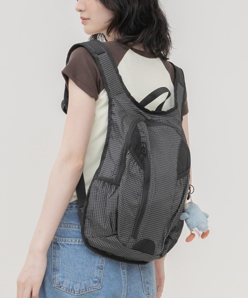 HEILIS(ヘイリス)の「チェック柄バックパック/ リュック レディース バックパック デイパック チェック柄 ナイロンバッグ 軽量 大容量 A4収納 PC収納 通勤 通学 旅行 カジュアル 韓国ファッション 韓国コーデ シンプル 秋 秋服 秋コーデ 秋冬 秋冬コーデ 長袖コーデ スウェット パーカー ライトアウター ノームコア ブラック グレー(バックパック/リュック・レディース・グレー/ブラック・FREE)」の3枚目の写真