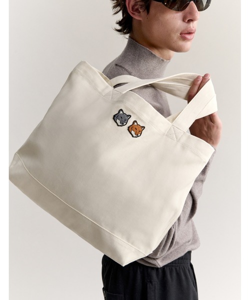 Maison Kitsune(メゾンキツネ)の「DOUBLE FOX HEAD TOTE(トートバッグ・メンズ・ブラック/アイボリー・U)」の2枚目の写真