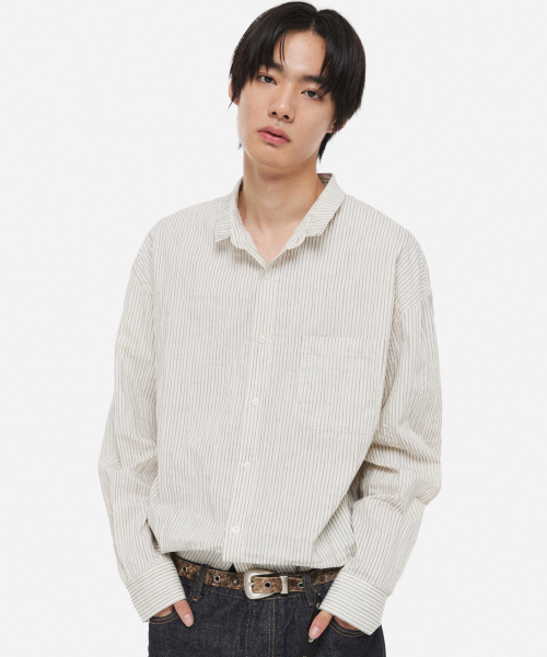 DNSR(ディーエヌエスアール)の「プリーツストライプ スタンドカラー シャツ(シャツ/ブラウス・メンズ・その他・LARGE/X-LARGE/SMALL/MEDIUM)」の2枚目の写真
