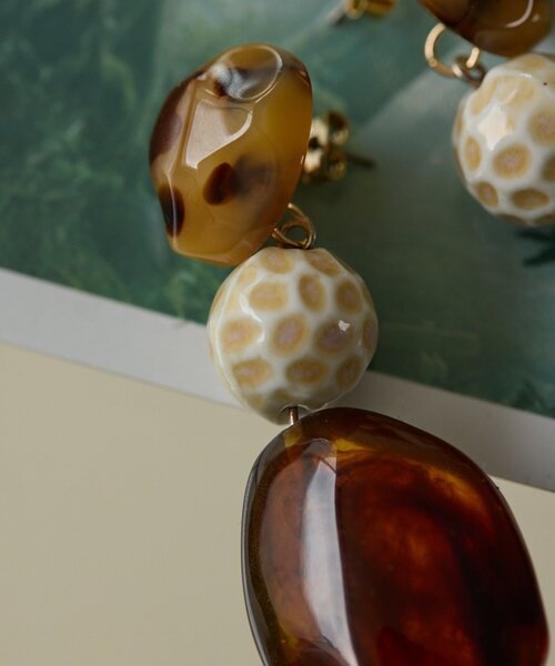 ear PAPILLONNER(イアパピヨネ)の「柄入り樹脂ボールピアス《チタンポスト》(ピアス(両耳用)・レディース・アイボリー/ブラック・FREE)」の6枚目の写真