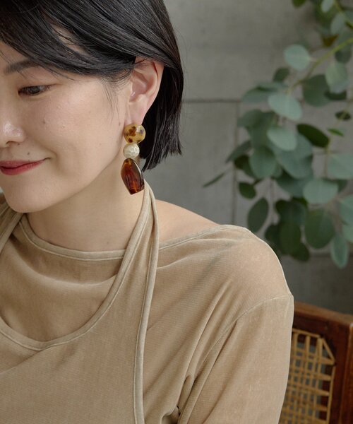 ear PAPILLONNER(イアパピヨネ)の「柄入り樹脂ボールピアス《チタンポスト》(ピアス(両耳用)・レディース・アイボリー/ブラック・FREE)」の4枚目の写真