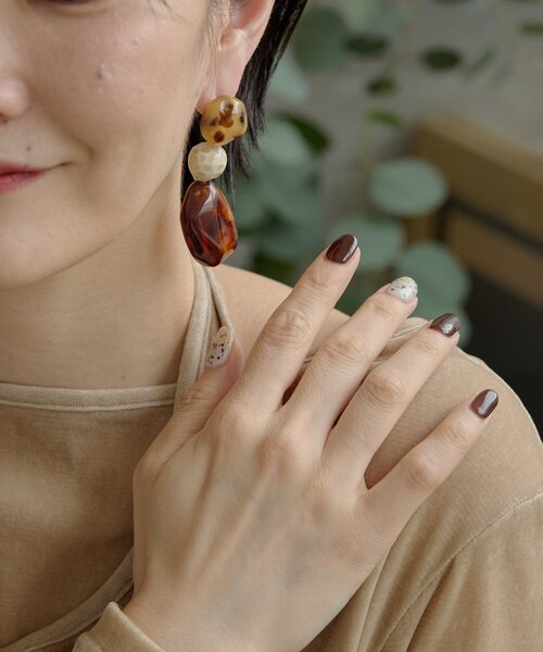 ear PAPILLONNER(イアパピヨネ)の「柄入り樹脂ボールピアス《チタンポスト》(ピアス(両耳用)・レディース・アイボリー/ブラック・FREE)」の3枚目の写真