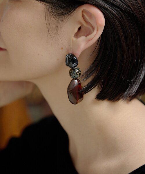 ear PAPILLONNER(イアパピヨネ)の「柄入り樹脂ボールピアス《チタンポスト》(ピアス(両耳用)・レディース・アイボリー/ブラック・FREE)」の7枚目の写真