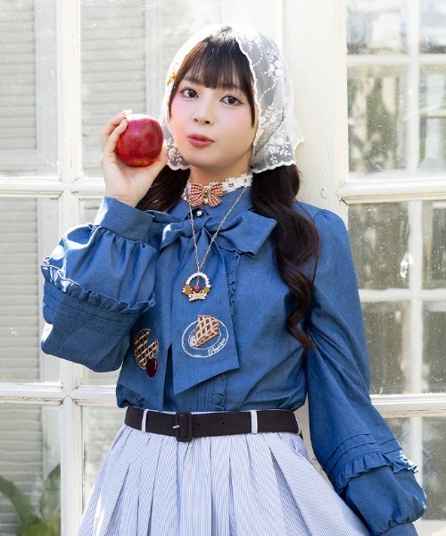 axes femme POETIQUE（アクシーズファムポエティック）の「スウィートアップルパイＢＬ（シャツ/ブラウス・レディース・ブルー/ホワイト・MEDIUM）」の2枚目の写真