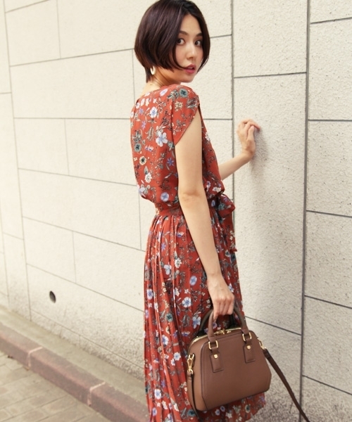 Andemiu（アンデミュウ）の「【WEB限定】ハナガラプリーツワンピース771996（ワンピース・レディース・ネイビー/ブラウン・FREE）」の2枚目の写真