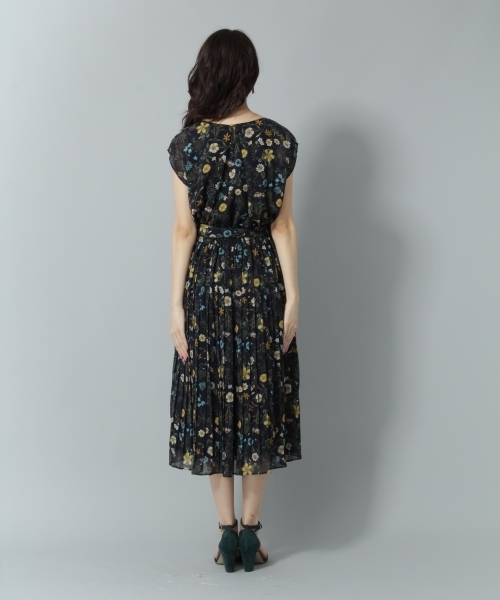 Andemiu（アンデミュウ）の「【WEB限定】ハナガラプリーツワンピース771996（ワンピース・レディース・ネイビー/ブラウン・FREE）」の5枚目の写真