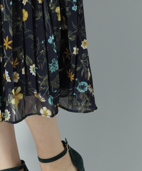 Andemiu（アンデミュウ）の「【WEB限定】ハナガラプリーツワンピース771996（ワンピース・レディース・ネイビー/ブラウン・FREE）」の9枚目の写真