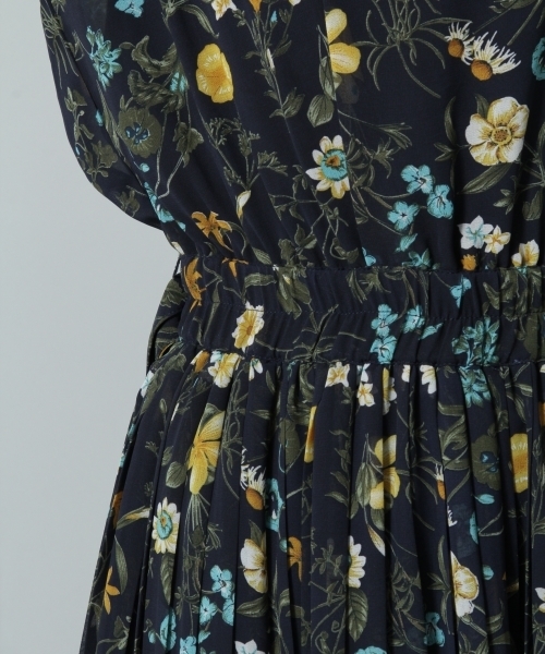 Andemiu（アンデミュウ）の「【WEB限定】ハナガラプリーツワンピース771996（ワンピース・レディース・ネイビー/ブラウン・FREE）」の4枚目の写真