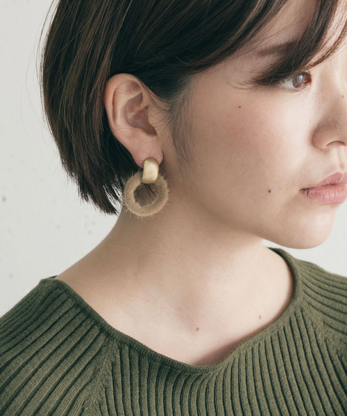 SMELLY(スメリー)の「フワフワワッカピアス(ピアス(両耳用)・レディース・ベージュ/グレー・-)」の9枚目の写真