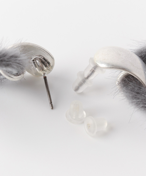 SMELLY(スメリー)の「フワフワワッカピアス(ピアス(両耳用)・レディース・ベージュ/グレー・-)」の5枚目の写真