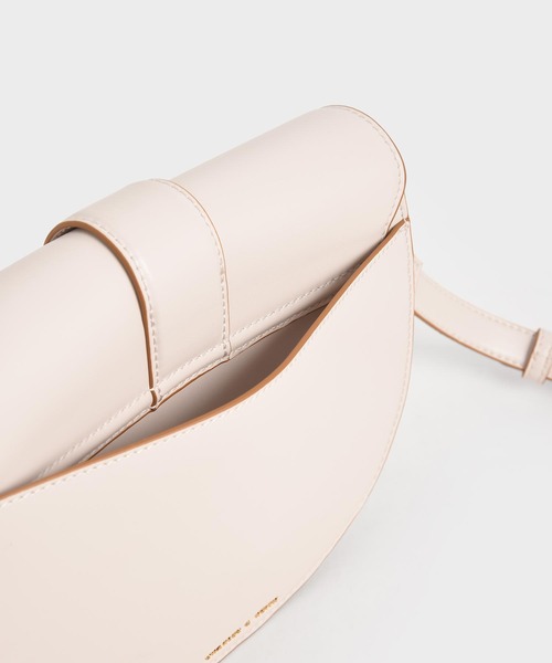 CHARLES & KEITH（チャールズ & キース）の「ガビーヌ サドル