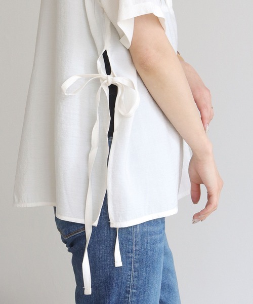 HER CLOSET(ハークローゼット)の「【shemoshelly】フロントピンタックサイドスリットリボンバンドカラーブラウス(シャツ/ブラウス・レディース・ブラック/オフホワイト/カーキ・M)」の7枚目の写真