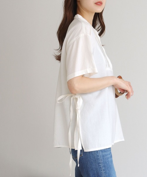 HER CLOSET(ハークローゼット)の「【shemoshelly】フロントピンタックサイドスリットリボンバンドカラーブラウス(シャツ/ブラウス・レディース・ブラック/オフホワイト/カーキ・M)」の4枚目の写真