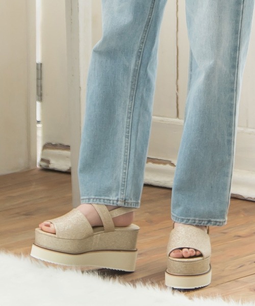 Newlyme(ニューリーミー)の「厚底ダブルヒールサンダル(サンダル・レディース・ライトグレー/ライトピンク/ホワイト/ベージュ/ブラック/ゴールド・22.5cm/23cm/23.5cm/24cm/24.5cm/25cm/25.5cm)」の6枚目の写真