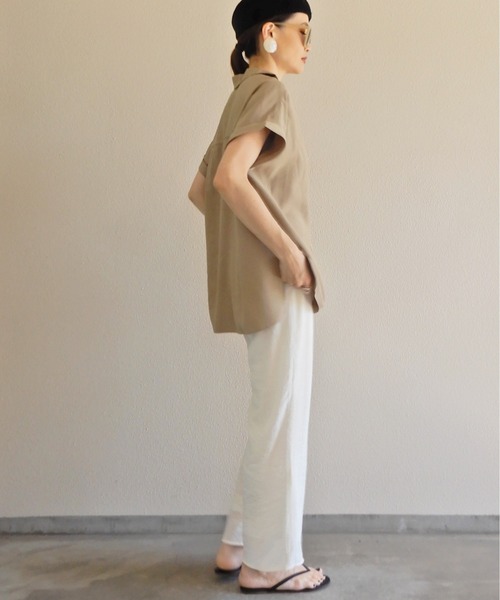 y/m by Yukie(イムバイユキエ)の「スラブツイルオープンカラーシャツ(シャツ/ブラウス・レディース・ベージュ/ネイビー・FREE)」の18枚目の写真