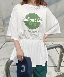 浜辺をかけるウェストシャーリングロゴTシャツ