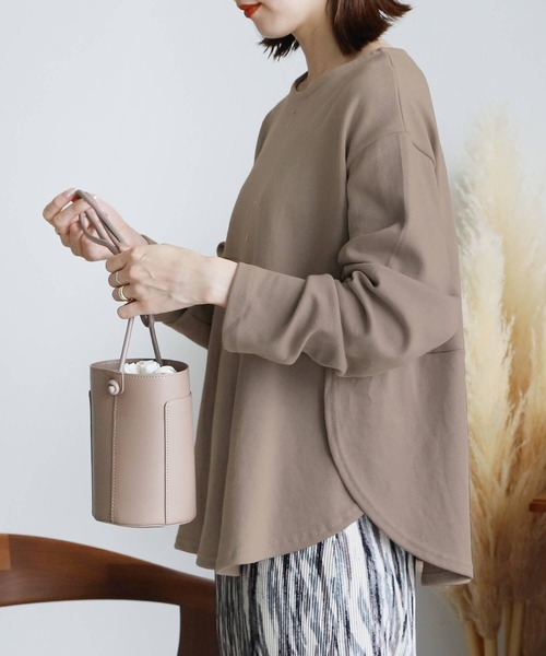 reca（レカ）の「【ZOZOTOWN限定】サイド重ねラウンド裾フレアプルオーバー（Tシャツ/カットソー・レディース・グレイッシュベージュ/ブラック/アイボリー/ダークブラウン・FREE）」の4枚目の写真