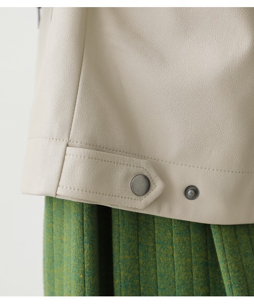 AZUL by moussy（アズールバイマウジー）の「FAUX LEATHER RIDERS/フェイクレザーライダース（ライダースジャケット・レディース・ブラック/アイボリー/ダークベージュ・SMALL/MEDIUM）」の10枚目の写真