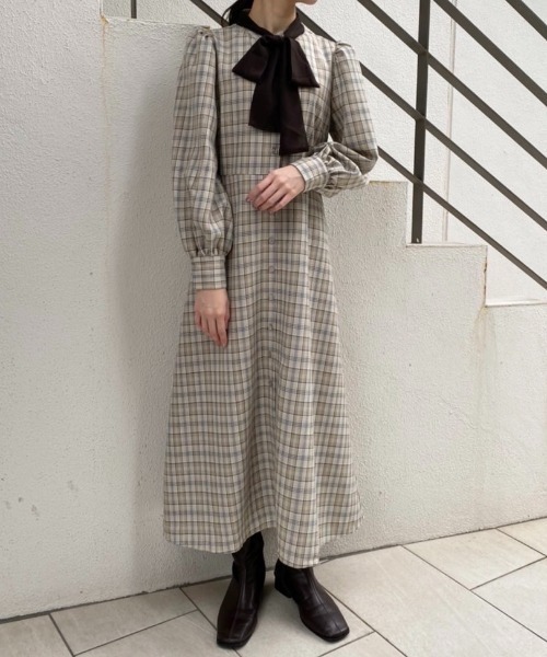 one after another NICE CLAUP(ワンアフターアナザーナイスクラップ)の「【ZOZOTOWN限定】取り外せるボウタイときれいなシルエット。2WAYAラインワンピース(ワンピース・レディース・ブラック/ブラック系その他/ブラウン系その他/ベージュ系その他・FREE)」の1枚目の写真