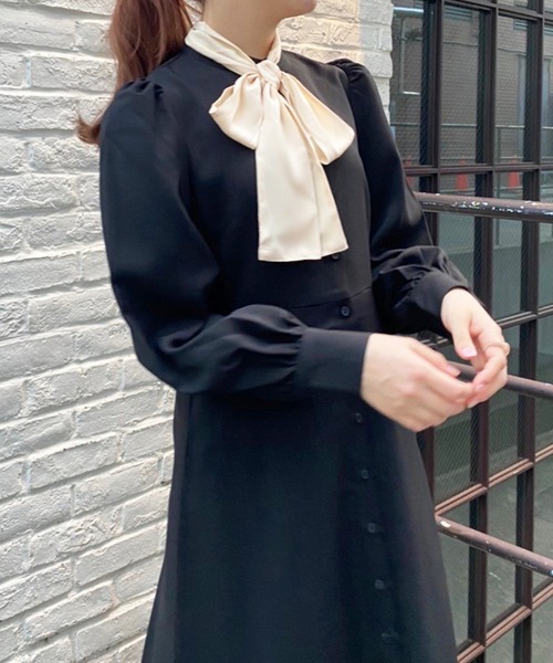 one after another NICE CLAUP(ワンアフターアナザーナイスクラップ)の「【ZOZOTOWN限定】取り外せるボウタイときれいなシルエット。2WAYAラインワンピース(ワンピース・レディース・ブラック/ブラック系その他/ブラウン系その他/ベージュ系その他・FREE)」の2枚目の写真