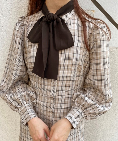 one after another NICE CLAUP(ワンアフターアナザーナイスクラップ)の「【ZOZOTOWN限定】取り外せるボウタイときれいなシルエット。2WAYAラインワンピース(ワンピース・レディース・ブラック/ブラック系その他/ブラウン系その他/ベージュ系その他・FREE)」の5枚目の写真