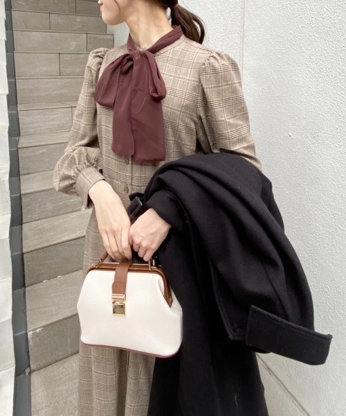 one after another NICE CLAUP(ワンアフターアナザーナイスクラップ)の「【ZOZOTOWN限定】取り外せるボウタイときれいなシルエット。2WAYAラインワンピース(ワンピース・レディース・ブラック/ブラック系その他/ブラウン系その他/ベージュ系その他・FREE)」の9枚目の写真