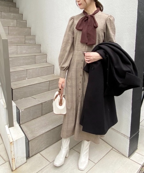 one after another NICE CLAUP(ワンアフターアナザーナイスクラップ)の「【ZOZOTOWN限定】取り外せるボウタイときれいなシルエット。2WAYAラインワンピース(ワンピース・レディース・ブラック/ブラック系その他/ブラウン系その他/ベージュ系その他・FREE)」の10枚目の写真