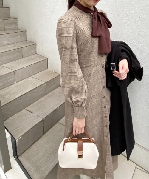 one after another NICE CLAUP(ワンアフターアナザーナイスクラップ)の「【ZOZOTOWN限定】取り外せるボウタイときれいなシルエット。2WAYAラインワンピース(ワンピース・レディース・ブラック/ブラック系その他/ブラウン系その他/ベージュ系その他・FREE)」の16枚目の写真