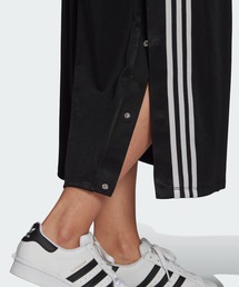 adidas アディカラー クラシックス ハイシャイン 光沢スカート adidas（アディダス）の「アディカラー クラシックス ハイ