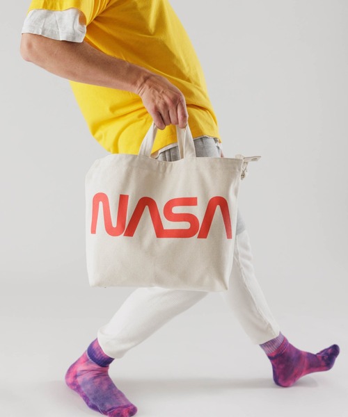 BAGGU（バグー）の「BAGGU HORIZONTAL DUCK BAG スペースロゴ レッド（ショルダーバッグ・レディース・レッド・FREE）」の3枚目の写真