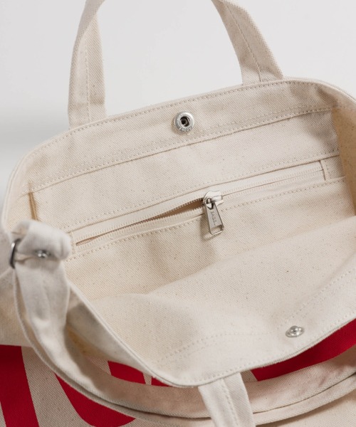 BAGGU（バグー）の「BAGGU HORIZONTAL DUCK BAG スペースロゴ レッド（ショルダーバッグ・レディース・レッド・FREE）」の6枚目の写真