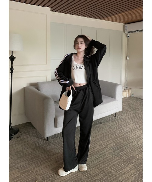 LE SSERAFIM ライン入りトラックジャケット＆ワイドパンツ 上下セット LE SSERAFIM ライン入りトラックジャケット＆ワイドパンツ 上下セット