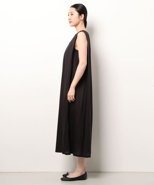 HELIOPOLE（エリオポール）の「VISCOSE ASYMMETRY TUCK OP（ワンピース・レディース・ダークブラウン/チャコールグレー/レッド・38）」の4枚目の写真