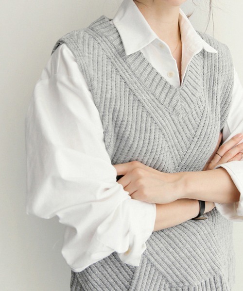 Doux Belle（ドゥーベル）の「Ｖネックデザインニットベスト（ベスト・レディース・ネイビー/グレー/ブラック/ベージュ・MEDIUM/SMALL/X-LARGE/LARGE）」の13枚目の写真