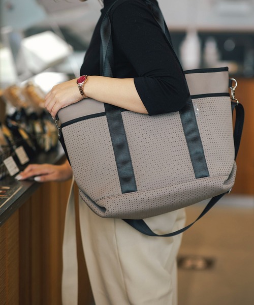 EDITA.（エディータ）の「ネオプレンスタイリッシュトート　A4収納 / 通勤（トートバッグ・レディース・チャコールグレー/ブラック/ダークグレー・FREE）」の19枚目の写真