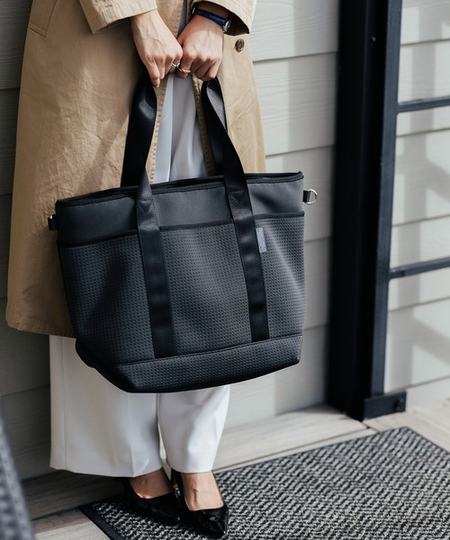 EDITA.（エディータ）の「ネオプレンスタイリッシュトート　A4収納 / 通勤（トートバッグ・レディース・チャコールグレー/ブラック/ダークグレー・FREE）」の5枚目の写真