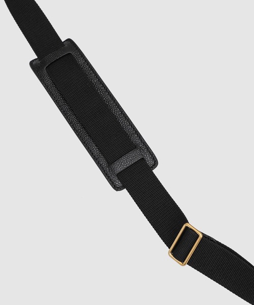 THOM BROWNE（トムブラウン）の「REPORTER BAG W/ TONAL WEBBING STRAP IN PEBBLE GRAIN LEATHER（ショルダーバッグ・メンズ・ブラック・ONE SIZE）」の5枚目の写真