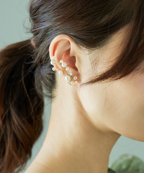 niana(ニアナ)の「リーフパールイヤリング(イヤリング・レディース・オフホワイト・FREE)」の3枚目の写真