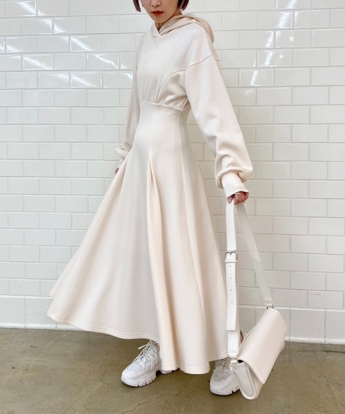 one after another NICE CLAUP(ワンアフターアナザーナイスクラップ)の「タックフレアパーカーワンピース 2023SS(ワンピース・レディース・杢グレー/ブラック/アイボリー・FREE)」の12枚目の写真