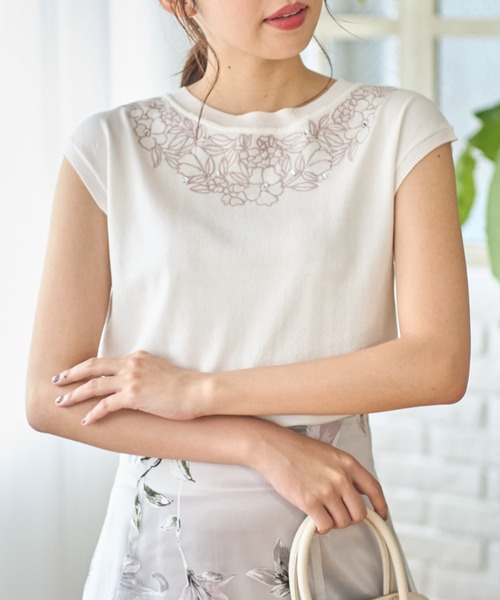 tocco closet(トッコ クローゼット)の「ビジュー付きフラワー刺繍シャリ感ニットプルオーバー(ニット/セーター・レディース・ブラック/アイボリー/モカ・M)」の2枚目の写真