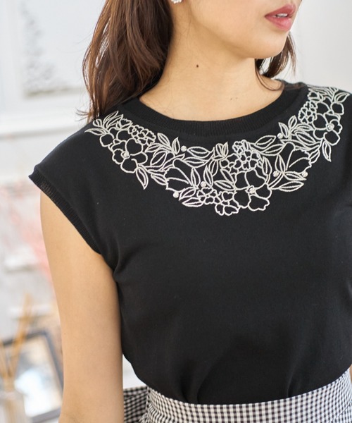 tocco closet(トッコ クローゼット)の「ビジュー付きフラワー刺繍シャリ感ニットプルオーバー(ニット/セーター・レディース・ブラック/アイボリー/モカ・M)」の3枚目の写真