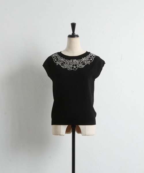tocco closet(トッコ クローゼット)の「ビジュー付きフラワー刺繍シャリ感ニットプルオーバー(ニット/セーター・レディース・ブラック/アイボリー/モカ・M)」の11枚目の写真